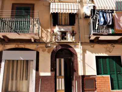 Sul portone dell�edificio si trova un�edicola di Sant�Antonio: ne scopriremo altre due...